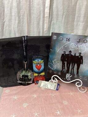 {2} Bon Jovi The Circle Tour: VIP Package